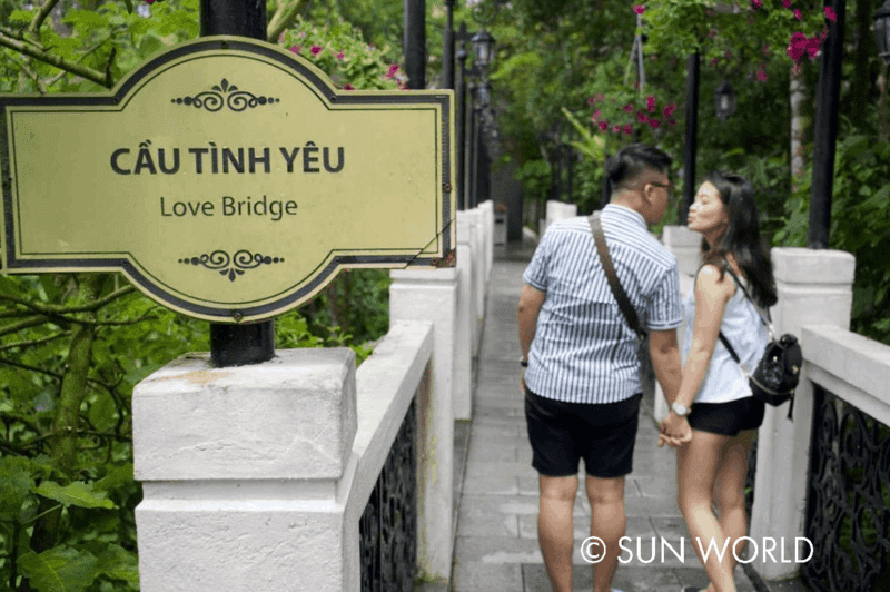 Cầu Tình Yêu Ba Na Hills là nơi những bức ảnh couple cực kỳ tình cảm ra đời