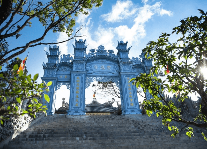 Cổng vào của chùa Linh Ứng Bà Nà được tạc và chạm trổ từ đá nguyên khối