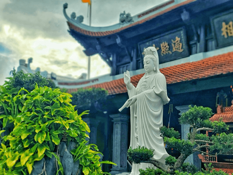 Linh Phong Thiền Tự thờ phụng nhiều vị Phật, Bồ tát và các vị La Hán