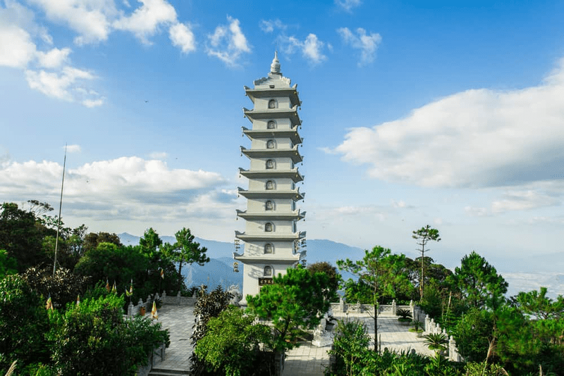 Linh Phong Bảo Tháp - tòa tháp tứ giác oai vệ giữa đất trời