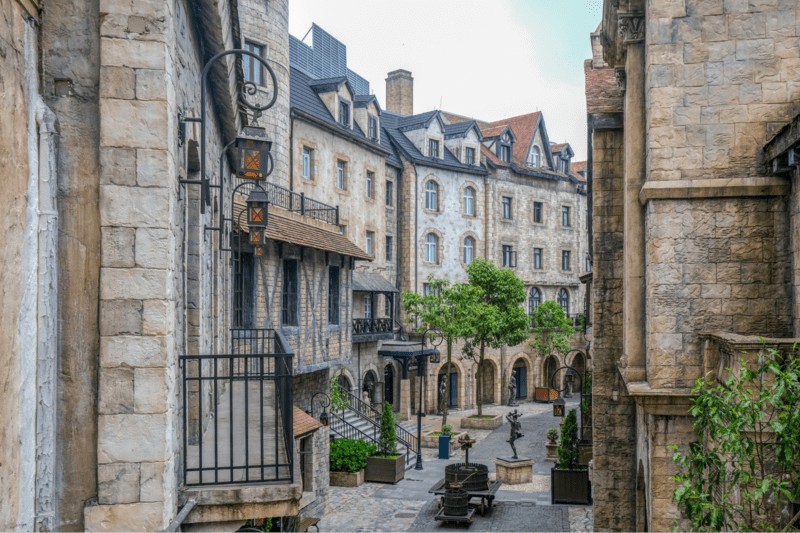 Những con phố cổ kính và nên thơ len lỏi khắp khu vực Làng Pháp, xung quanh Mercure Ba Na Hills
