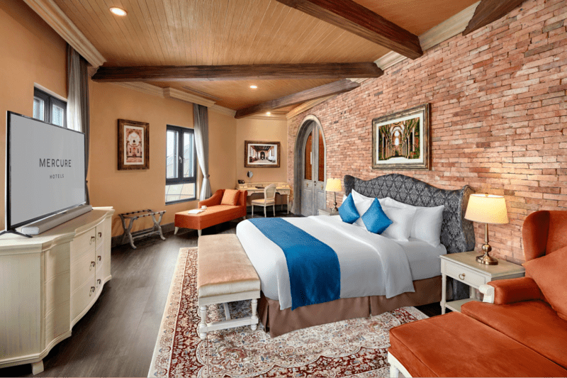 Phòng ngủ ở Mercure Ba Na Hills được thiết kế theo phong cách Pháp cổ điển