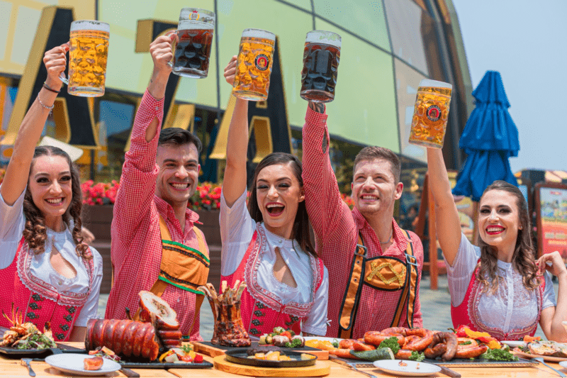 Nhân viên ở lễ hội mặc trang phục truyền thống của Đức để tái hiện hoàn hảo không khí lễ hội bia