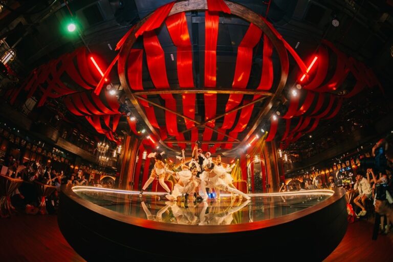 Show “Dư âm” lấy cảm hứng từ hoàng hậu Pháp Marie Antoinette trên đỉnh Bà Nà khiến khán giả mê mẩn